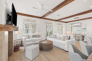 Smart TV, fireplace, books - STEPS to Camp WaterColor! 6-Seater LSV/Golf Cart, 4 Bikes Included! (Santa Rosa Beach)