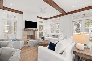 Een smart-tv, een open haard en boeken