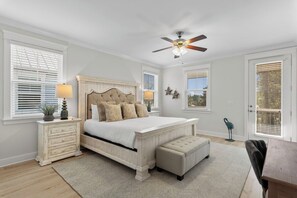 3 slaapkamers, een bureau, een strijkplank/strijkijzer, reisbedje