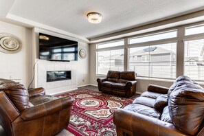 TV, fireplace - 17 Mi to Downtown Denver: Modern Aurora Home! (Aurora)