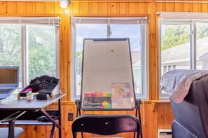 Interior - Safe Haven*Backyard*Sunroom*Free Parking* 5 minutes to Falls (Niagara Falls)