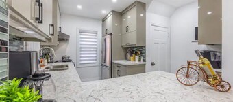 Safe Haven*Backyard*Sunroom*Free Parking* 5 minutes to Falls