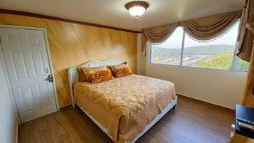 4 bedrooms, iron/ironing board, WiFi, bed sheets