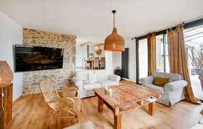 TV - Gorgeous home in Cendras (Cendras)