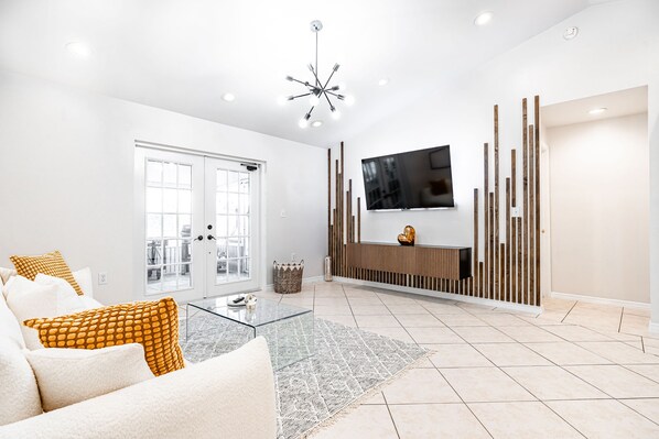 Smart TV, video games - Sunshine Villa:3BR Home with Sparkling Heated Pool/Huge Backyard (Davenport)