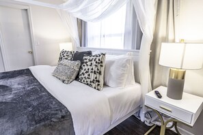 3 chambres, bureau, fer et planche à repasser, lit de bébé portatif