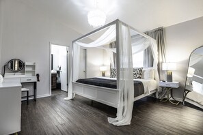 3 bedrooms, desk, iron/ironing board, travel cot - Sunshine Villa:3BR Home with Sparkling Heated Pool/Huge Backyard (Davenport)