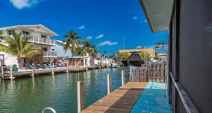 Waterfront Hideaway~ Canal Front Home, 24' Dock