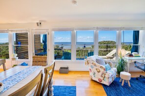 Smart-TV, DVD-Player, Bücher, Stereoanlage