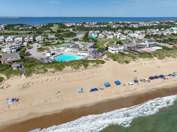 Sun loungers - Panoramic OBX 4bed luxury w/ 360° Views, Golf, Beach Club, Pool & Cinema room! (Nags Head)