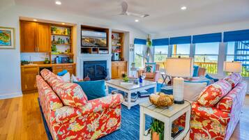 Een smart-tv, een dvd-speler, boeken en een stereo