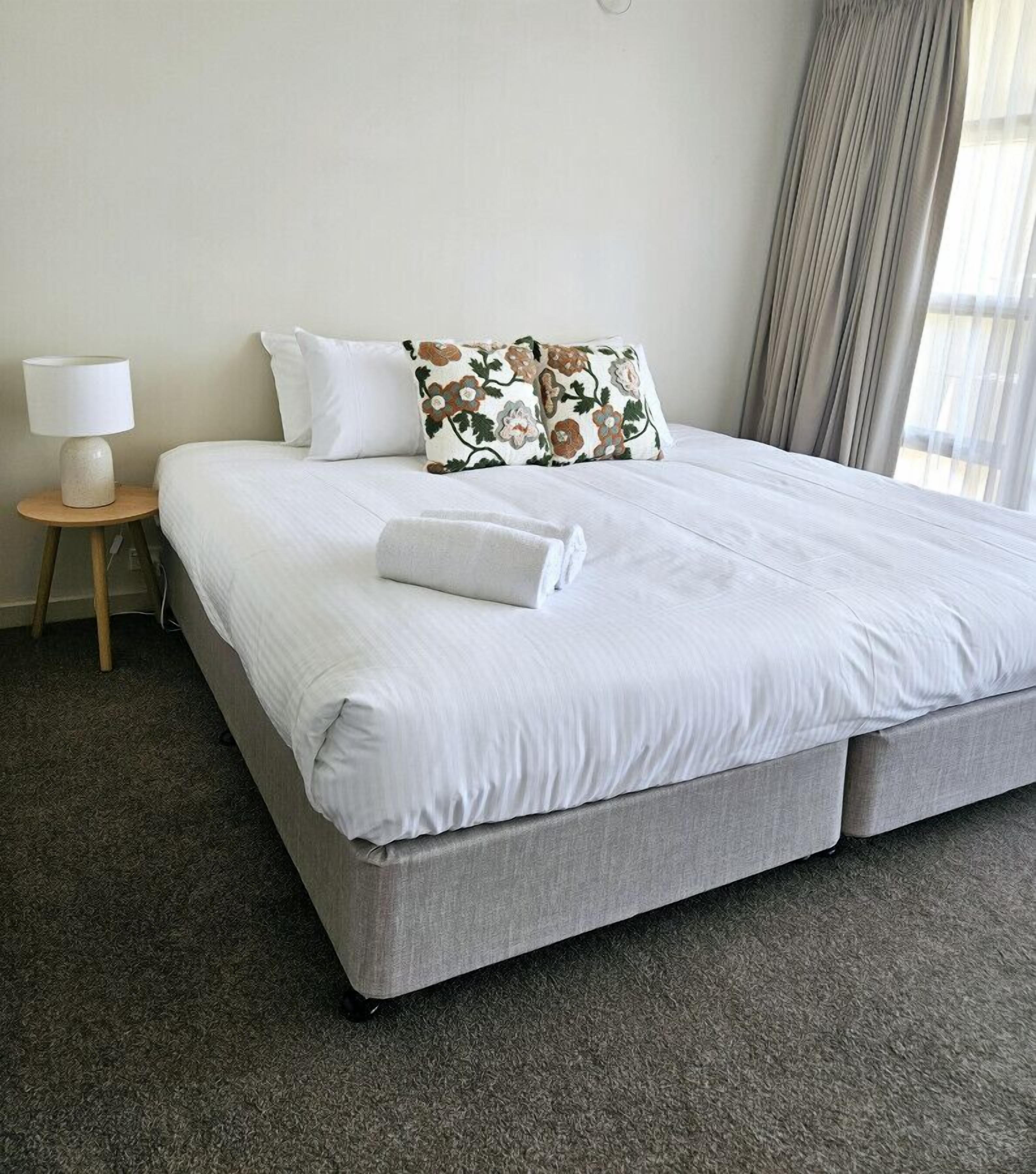 2 chambres, bureau, fer et planche à repasser, lit parapluie