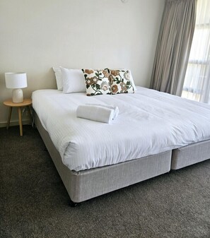 2 dormitorios, escritorio, tabla de planchar con plancha y cuna de viaje