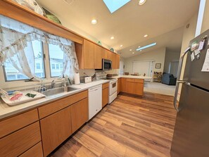 Kjøleskap, mikrobølgeovn, kokeplater og oppvaskmaskin