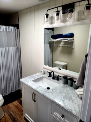 Sèche-cheveux, serviettes fournies, savon, shampoing