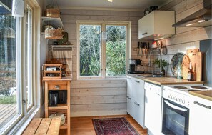 Kjøleskap, kokeplater, oppvaskmaskin og kaffetrakter/tekoker