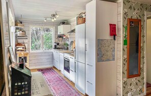 Fridge, stovetop, dishwasher, coffee/tea maker - Nice home in Linderöd with WiFi (Linderöd)