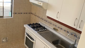 Kühlschrank, Ofen, Herdplatte, Wasserkocher mit Kaffee-/Teezubehör