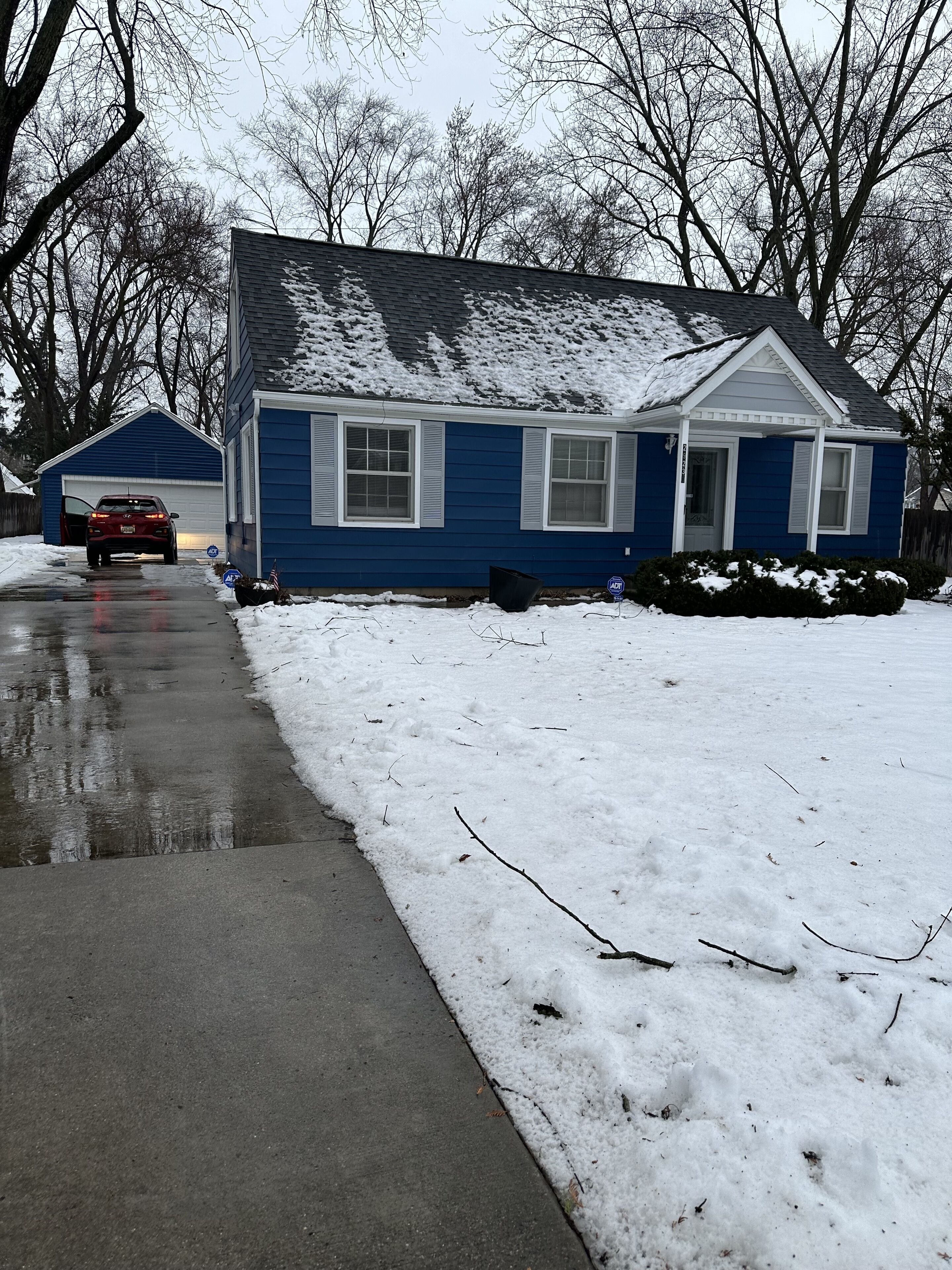 Beautiful and Bright 3 bed 2 bath home with fast WIFI and jacuzzi tub sleeps 5 