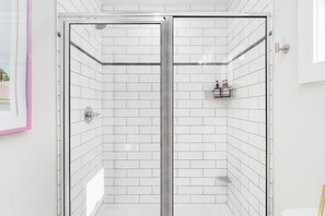Dusche, Haartrockner, Handtücher, Shampoo