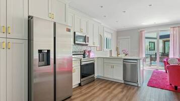 Réfrigérateur, micro-ondes, four, plaque de cuisson