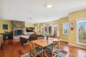 TV connectée, cheminée, espaces bureaux