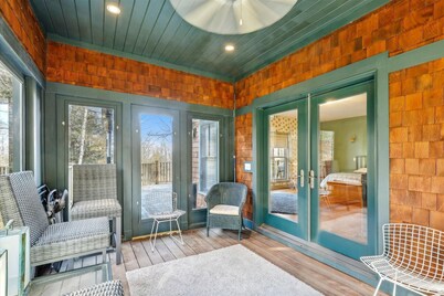 Cody's Clubhouse: 3 br, wood fireplace, firepit & deck