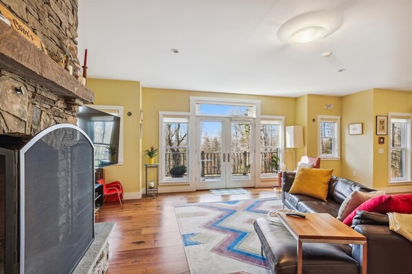 Smart TV, chimenea y oficina 