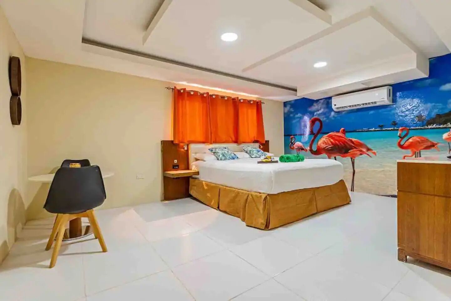 Ein Schlafzimmer mit einem Bett, einem Schreibtisch und einem Stuhl.
