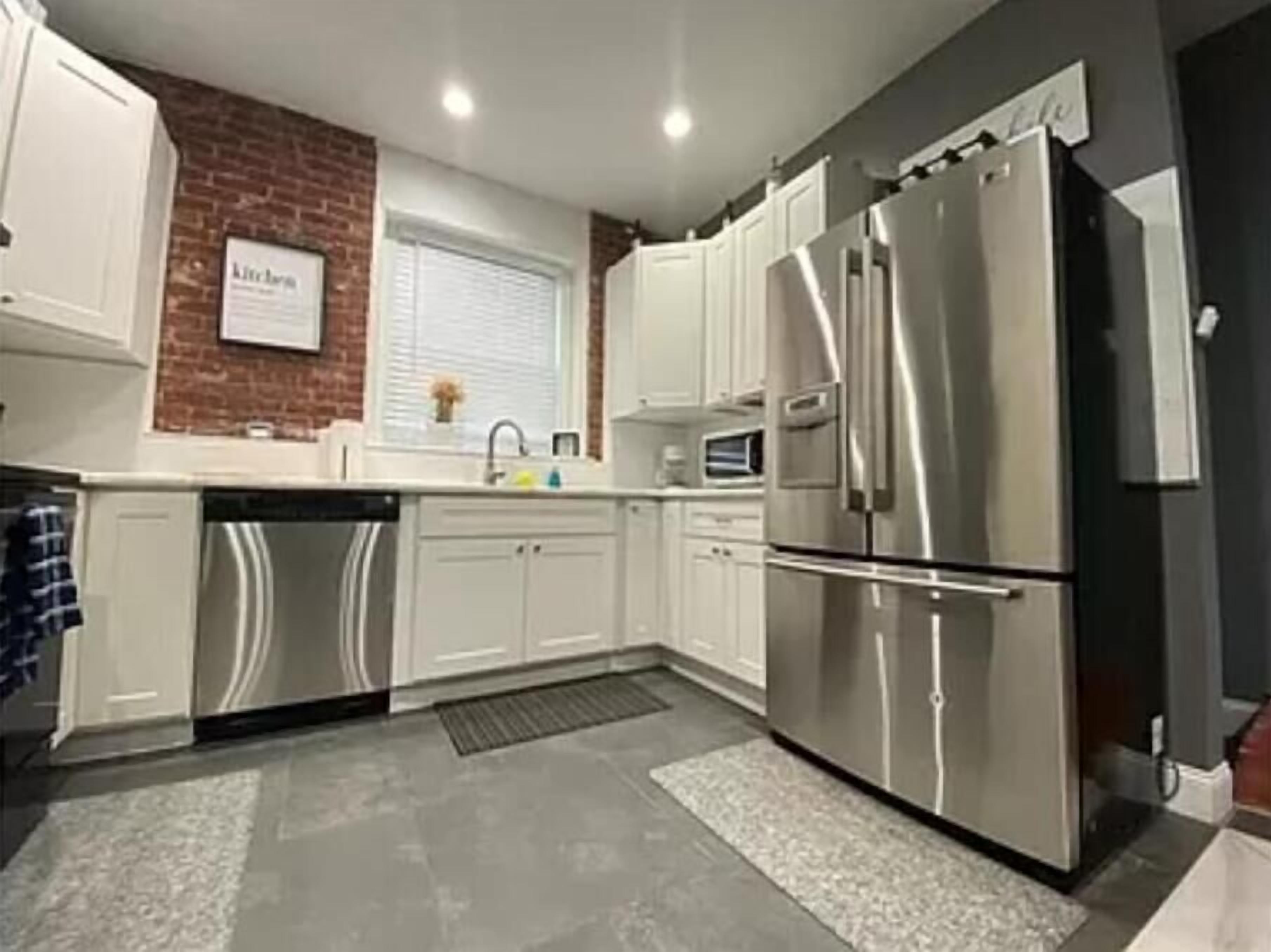 Microondas, horno, placa de cocina y lavavajillas