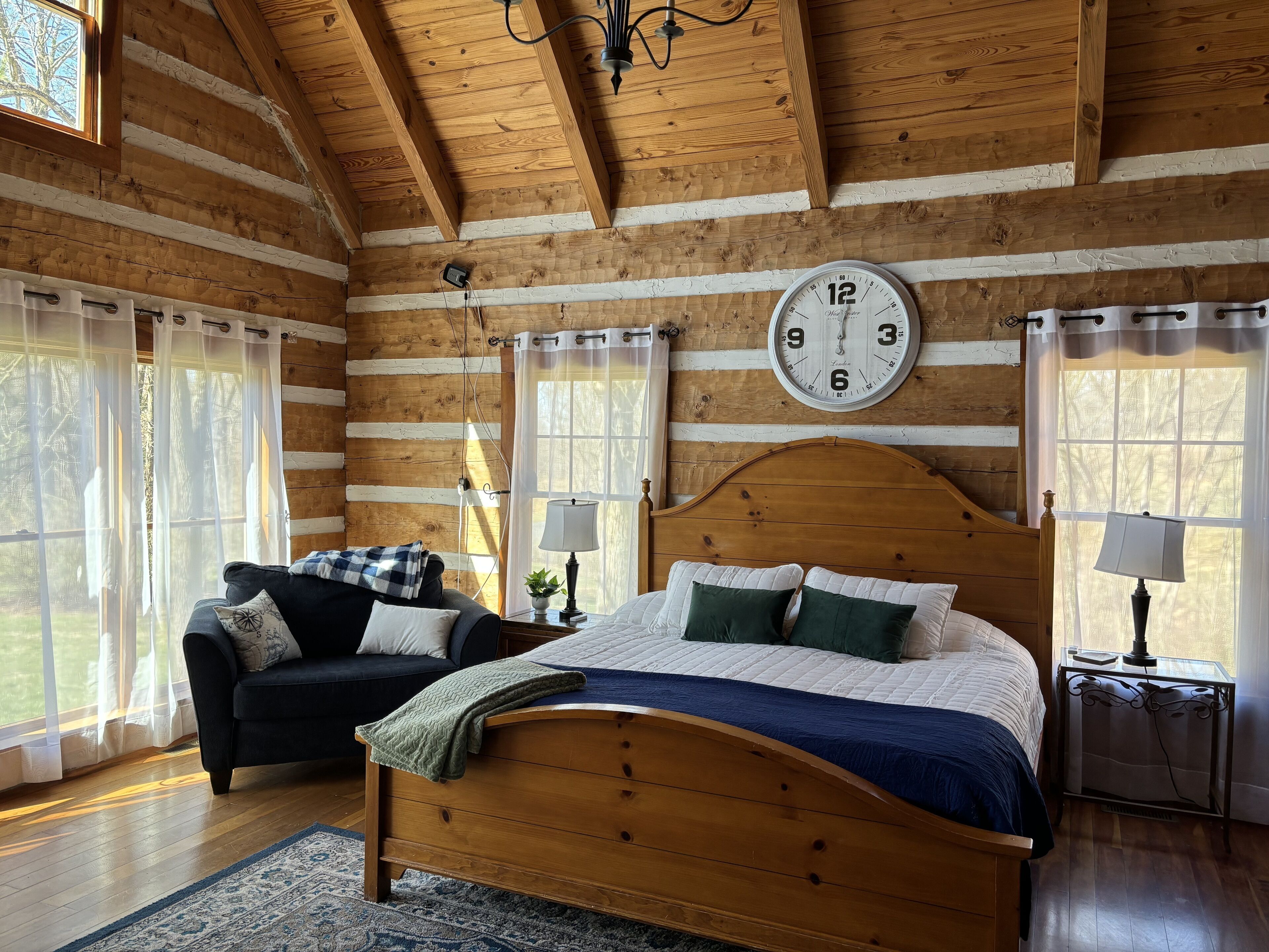 Secluded Luxury Cabin with relaxing hot tub. 