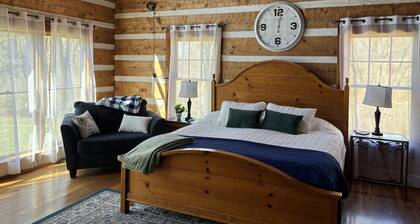 Beautiful, Secluded Luxury Cabin with relaxing hot tub.
