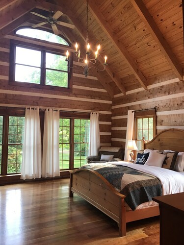 Beautiful, Secluded Luxury Cabin with relaxing hot tub. 