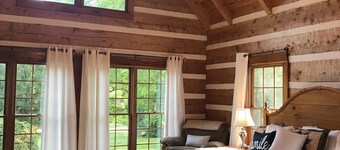 Beautiful, Secluded Luxury Cabin with relaxing hot tub. 