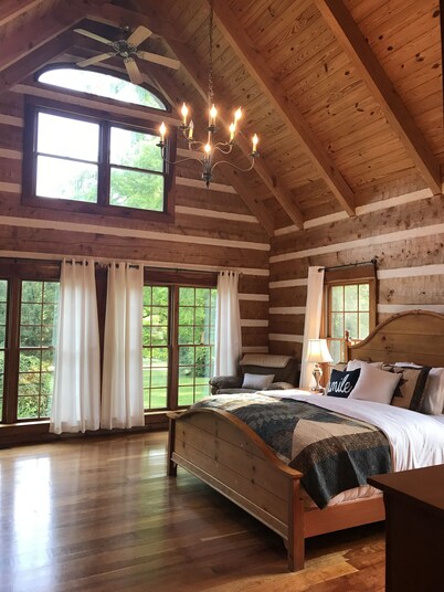 Beautiful, Secluded Luxury Cabin with relaxing hot tub. 
