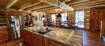 Beautiful, Secluded Luxury Cabin with relaxing hot tub.