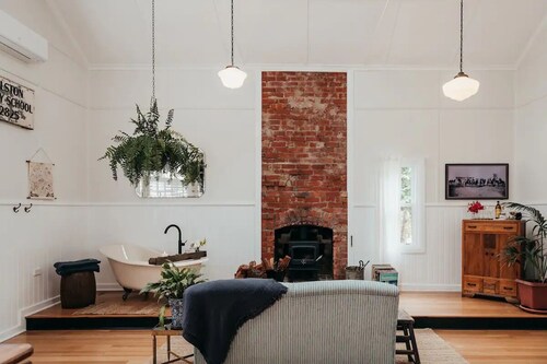 Countryside Retreat with Cosy Fireside Bath