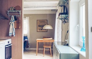 Kühlschrank, Mikrowelle, Herdplatte, Wasserkocher mit Kaffee-/Teezubehör