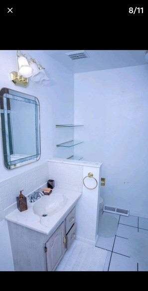 Sèche-cheveux, bidet, serviettes fournies, savon