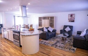 Smart TV - Casual home in peaceful neighborhood (Aurora)
