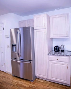 Køleskab, mikrobølgeovn, ovn, kogeplade