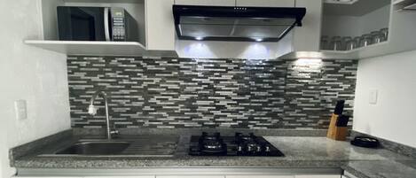 ثلاجة، ميكروويف، خلاط، مستلزمات طهي/أطباق/أوعية