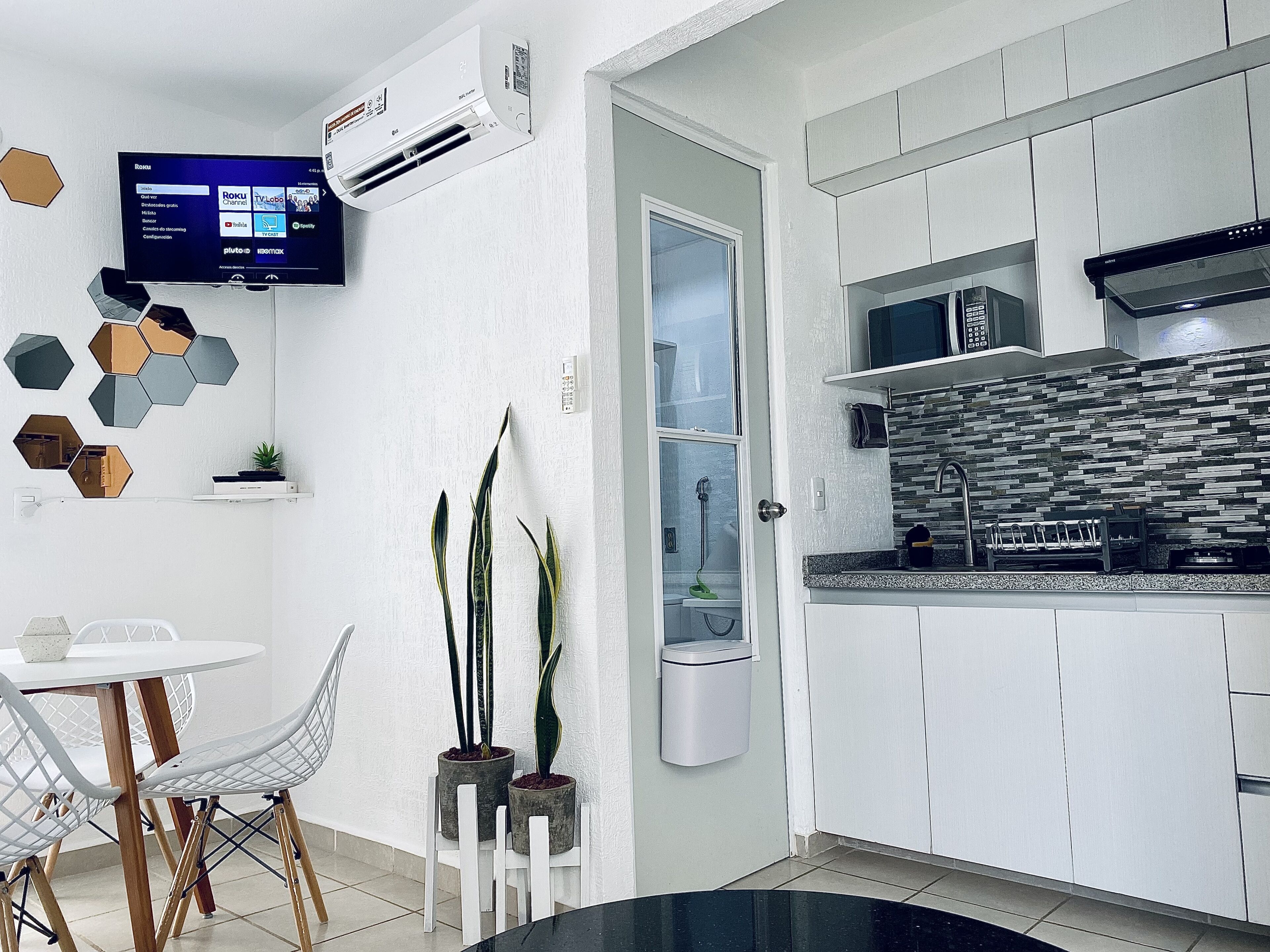 Kühlschrank, Mikrowelle, Mixer, Kochgeschirr/Geschirr/Besteck