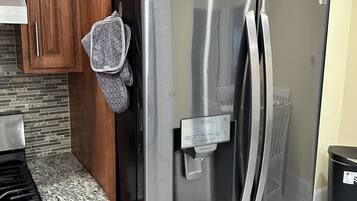 Batterie de cuisine, vaisselle et ustensiles