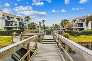 コンドミニアム クイーンベッド 2 台 (Oceanfront Serenity: Luxury 3-BR Town) | 施設の敷地