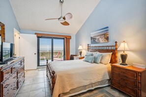 Appart'hôtel, 2 grands lits (Oceanfront Serenity: Luxury 3-BR Town)