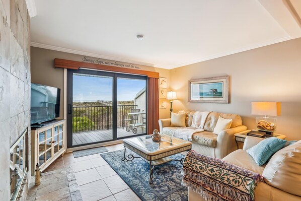 コンドミニアム クイーンベッド 2 台 (Oceanfront Serenity: Luxury 3-BR Town) | リビング エリア