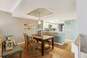 Condo, 2 camas Queen (Oceanfront Serenity: Luxury 3-BR Town) | Cozinha privada
