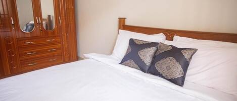 3 bedrooms, iron/ironing board, WiFi, bed sheets