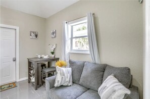 Smart TV - Cozy 1-bedroom apartment with carport and WiFi in phenomenal St. Petersburg (St. Petersburg)